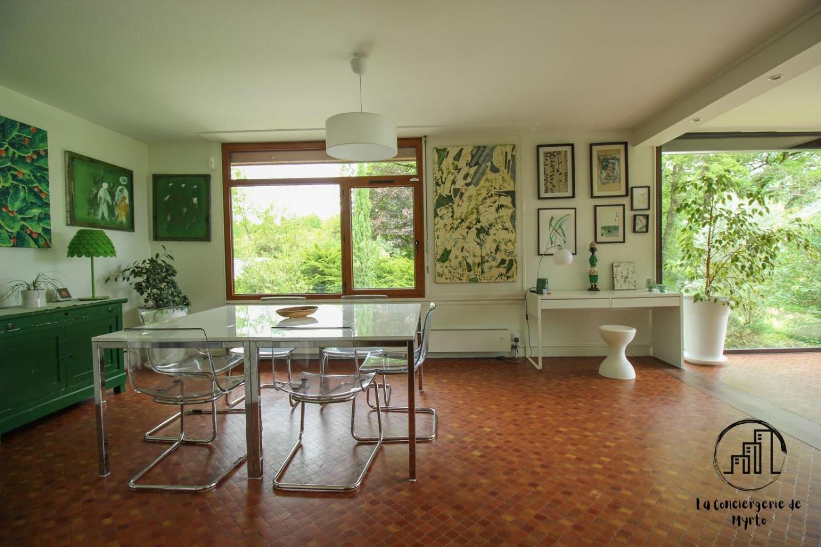Villa Green Oak Windows & Wood